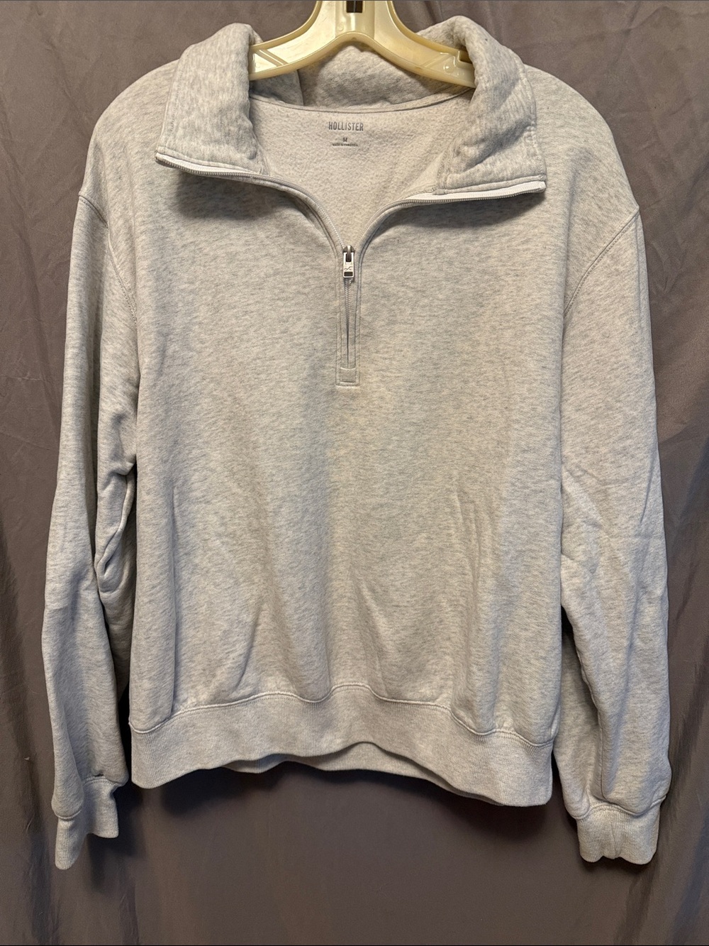 Hollister Men's Light Gray Half-Zip Sweatshirt